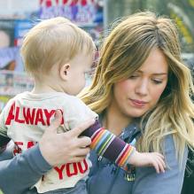 Hilary Duff et son fils Luca prenant un petit-déjeuner sur la terrasse d'un café à Hollywood le 6 avril 2013.