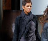 Halle Berry : Enceinte et stylée, la future maman se détend à New York