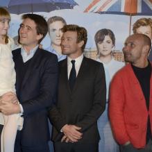 Matilda Thykier et son père Kris Thykier, Simon Baker et Dan Mazer à l'avant-première du film Mariage à l'Anglaise, à l'UGC Normandie, à Paris, le 8 avril 2013.