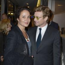 Simon Baker et son épouse femme Rebecca Rigg à l'avant-première du film Mariage à l'Anglaise, à l'UGC Normandie, à Paris, le 8 avril 2013.