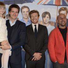Matilda Thykier et son pere Kris Thykier, Simon Baker et Dan Mazer posent à l'avant-première du film Mariage à l'Anglaise, à l'UGC Normandie, à Paris, le 8 avril 2013.