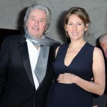 Alain Delon et Maud Fontenoy à l'occasion du gala organisé en l'honneur de la Fondation Maud Fontenoy à l'hôtel de la Marine à Paris le 9 avril 2013