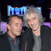 Christophe Dechavanne et Louis Bertignac lors de la soirée Welcome to Fabulous LAS VEGAS à Paris, le 9 avril 2013. La capitale mondiale du divertissement s'est installée à l'espace Tilsitt, à deux pas des Champs Elysées pour une soirée exceptionnelle, pour promouvoir la magie et les shows de la nouvelle saison.
