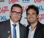 Alex Goude et Jesse Davis (Directeur International des Relations Publiques du Las Vegas Convention &amp; Visitors Authority) lors de la soirée Welcome to Fabulous LAS VEGAS à Paris, le 9 avril 2013. La capitale mondiale du divertissement s'est installée à l'espace Tilsitt, à deux pas des Champs Elysées pour une soirée exceptionnelle, pour promouvoir la magie et les shows de la nouvelle saison.