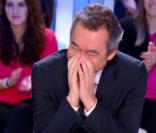 Michel Denisot pris d'un fou rire pendant la météo d'Elie Semoun dans Le Grand Journal de Canal + le vendredi 12 avril 2013