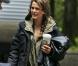 Keri Russell café à la main sur le tournage du film Dawn of the Planet of the Apes  à Vancouver, le 12 avril 2013.