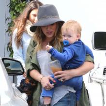 Hilary Duff va faire du shopping avec son fils Luca à West Hollywood, le 15 avril 2013.
