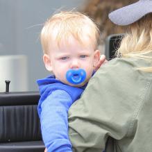 L'actrice Hilary Duff va faire du shopping avec son fils Luca à West Hollywood, le 15 avril 2013.