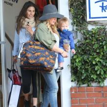 La belle actrice Hilary Duff va faire du shopping avec son fils Luca à West Hollywood, le 15 avril 2013.