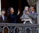  Le prince Joachim de Danemark avec la princesse Athena, 15 mois, dans les bras, et entourée de son épouse la princesse Marie et de ses enfants Nikolai, Felix et Henrik. La reine Margrethe II de Danemark célébrait le 16 avril 2013 son 73e anniversaire au balcon du palais Christian IX à Amalienborg, Copenhague, entourée de sa famille. 