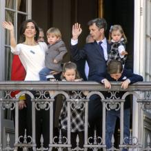 <p>Mary et Frederik de Danemark prenaient part aux célébrations avec leurs quatre enfants : le prince Christian, 7 ans, la princesse Isabella, 6 ans, et les jumeaux Vincent et Josephine, 2 ans. La reine Margrethe II de Danemark célébrait le 16 avril 2013 son 73e anniversaire au balcon du palais Christian IX à Amalienborg, Copenhague, entourée de sa famille.</p>