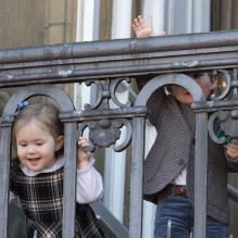 <p>La princesse Isabella tente de s'évader ! Mary et Frederik de Danemark prenaient part aux célébrations avec leurs quatre enfants : le prince Christian, 7 ans, la princesse Isabella, 6 ans, et les jumeaux Vincent et Josephine, 2 ans. La reine Margrethe II de Danemark célébrait le 16 avril 2013 son 73e anniversaire au balcon du palais Christian IX à Amalienborg, Copenhague, entourée de sa famille.</p>
