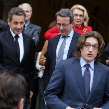 Nicolas Sarkozy, Jean-Christophe Fromantin et Jean Sarkozy à Neuilly-sur-Seine le 16 avril 2013 pour le 30e anniversaire de la disparition d'Achille Peretti maire de la ville de 1947 à 1983.