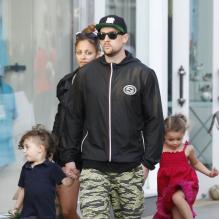 Nicole Richie, Joel Madden et leurs deux enfants Harlow et Sparrow profitent d'un après-midi en famille à Los Angeles, le 16 avril 2013.