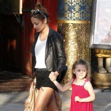 Nicole Richie et sa fille Harlow, adorable duo à la sortie d'un magasin Toys"R"Us. Los Angeles, le 16 avril 2013.