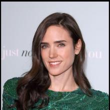 La splendide actrice américaine Jennifer Connelly possède sans doute l'un des plus beaux regards hollywoodiens. Qu'elle prend souvent soin de mettre en valeur avec les bonnes tenues colorées.