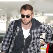 Robert Pattinson arrivant à l'aéroport de JFK à New York pour se rendre à Los Angeles le 23 avril 2013