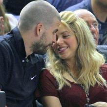 Shakira et Gerard Piqué, tendres et complices lors du match de quart de finale de l'Europaligue entre Barcelone et le Panathinaïkos à Barcelone le 25 avril 2013