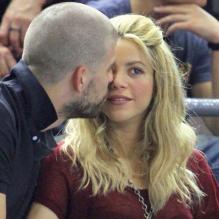 Shakira et Gerard Piqué lors du match de quart de finale de l'Europaligue entre Barcelone et le Panathinaïkos à Barcelone le 25 avril 2013