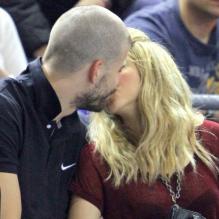 Shakira et Gerard Piqué, très amoureux lors du match de quart de finale de l'Europaligue entre Barcelone et le Panathinaïkos à Barcelone le 25 avril 2013