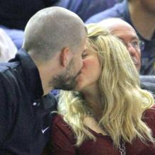 Shakira et Gerard Piqué, sortie amoureuse lors du match de quart de finale de l'Europaligue entre Barcelone et le Panathinaïkos à Barcelone le 25 avril 2013