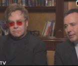 Elton John et David Furnish racontent comment ils se sont réconciliés avec Madonna dans l'émission Extra du 26 avril 2013