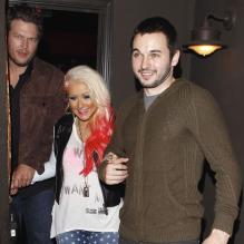Christina Aguilera sort d'un restaurant avec son petit ami Matthew Rutler, et Blake Shelton à West Hollywood, le 5 novembre 2012.