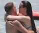 Alanis Morissette et son mari Mario Treadway ont profité d'une journée à la plage à Hawaï pour s'offrir un câlin dans l'eau, le 5 mai 2013.