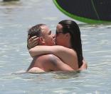 Alanis Morissette et son mari à Hawaï : C'est l'amour à la plage !