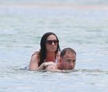 La chanteuse Alanis Morissette et son mari Mario Treadway ont profité d'une journée à la plage à Hawaï, le 5 mai 2013.
