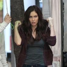 Megan Fox sur le tournage du film "Teenage Mutant Ninja Turtles" (Les Tortues Ninja) à New York, le 5 mai 2013 ; pour la protéger de la pluie, elle a droit à un porteur de parapluie