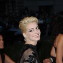 Anne Hathaway blonde platine : Look punk et transparence pour le MET Ball 2013