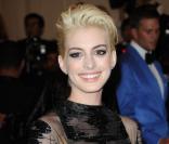 Anne Hathaway blonde platine : Look punk et transparence pour le MET Ball 2013
