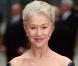 Helen Mirren sort du théâtre où elle est en pleine représentation à Londres pour demander à des joueurs de tambours dans la rue le silence - 5 mai 2013