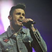 Baptiste Giabiconi chante à l'occasion du <em>Monaco Beach Soccer Show </em>à Monaco, le 9 février 2013.