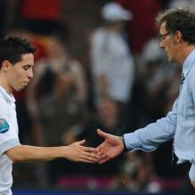 Samir Nasri et Laurent Blanc lors de l'Euro 2012 après le match perdu face à l'Espagne en quart de finale à la Donbass Arena de Donetsk, le 23 juin 2012