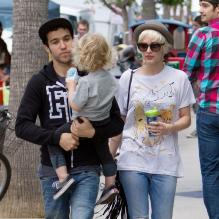 Ashlee Simpson, Pete Wentz et leur fils son Bronx à Studio City, le 29 mai 2011.