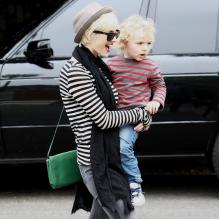 Ashlee Simpson et son fils Bronx à Los Angeles, le 10 juin 2011.