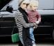 Ashlee Simpson et son fils Bronx à Los Angeles, le 10 juin 2011.