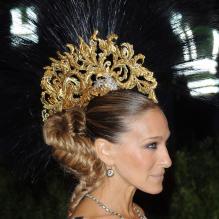 Sarah Jessica Parker nouvelle ambassadrice des plumeaux Swiffer ? C'est l'impression qu'elle donnait lors de sa participation au MET Ball 2013 à New York le 6 mai. La star affichait une magnifique et volumineuse coiffe, respectant ainsi le dress code punk.