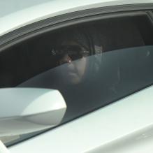 Oui, caché derrière ces lunettes de soleil, ce bonnet et cette capuche, se trouve Justin Bieber. Le chanteur, en pleine tourné mondiale, se prenait pour un fou du volant à <span class="st">Dubaï au volant de sa </span>Lamborghini. Après un rôle à la télé dans Les Experts et un succès fou dans la musique, chercherait-il une reconversion de pilote ? <span class="st"> </span>