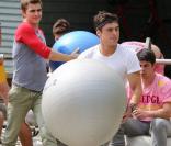 Zac Efron adepte de la méthode sport de Véronique et Davina ? On aurait bien voulu, mais malheureusement le beau gosse d'Hollywood était simplement sur le tournage de son prochain film intitulé Townies. On a hête de voir ses muscles saillants à l'écran. De la bave aux coins des lèvres vous dites ? Ah oui en effet...