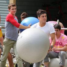 Zac Efron adepte de la méthode sport de Véronique et Davina ? On aurait bien voulu, mais malheureusement le beau gosse d'Hollywood était simplement sur le tournage de son prochain film intitulé Townies. On a hête de voir ses muscles saillants à l'écran. De la bave aux coins des lèvres vous dites ? Ah oui en effet...