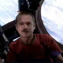 L'astronaute canadien Chris Hadfield chante Space Oddity, le morceau culte de David Bowie, depuis l'espace - mai 2013
