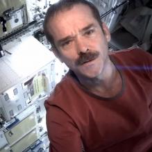 L'astronaute Chris Hadfield chante Space Oddity, le morceau de David Bowie, depuis l'espace - mai 2013