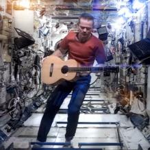L'astronaute canadien Chris Hadfield chante Space Oddity, le morceau de David Bowie, depuis l'espace - mai 2013