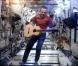L'astronaute canadien Chris Hadfield chante Space Oddity, le morceau de David Bowie, depuis l'espace - mai 2013