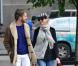 Exclusif - Anne Hathaway, blonde, et son mari Adam Shulman promenant leur chien à New York, le 13 mai 2013
