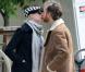Exclusif - Follement amoureux, Anne Hathaway, blonde, et son mari Adam Shulman promenant leur chien à New York, le 13 mai 2013