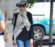 Exclusif - Anne Hathaway, blonde promenant leur chien à New York, le 13 mai 2013